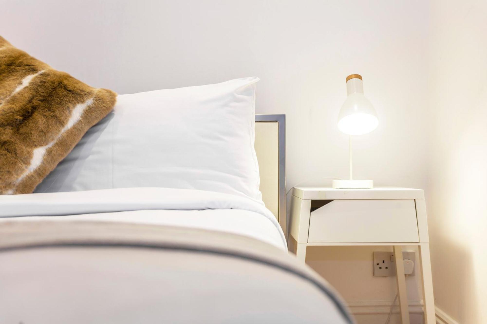 Perfect Self-contained Radiant With Patio Appartement Londen